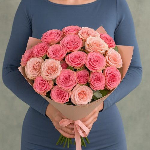 Букет «Розовый градиент из пионовидных кустовых роз»