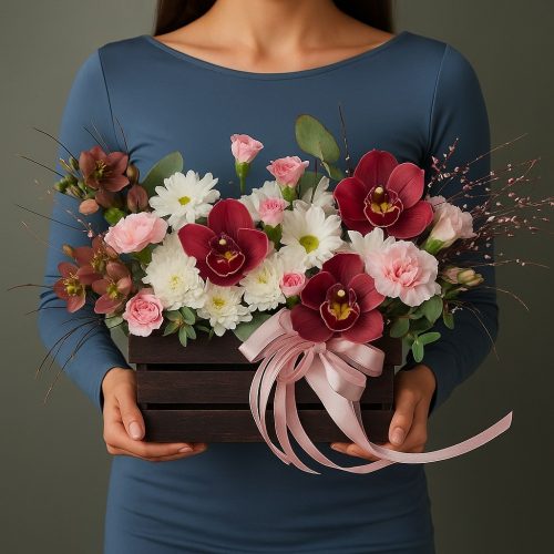 Композиция в коробке «Бордовые орхидеи и розы»